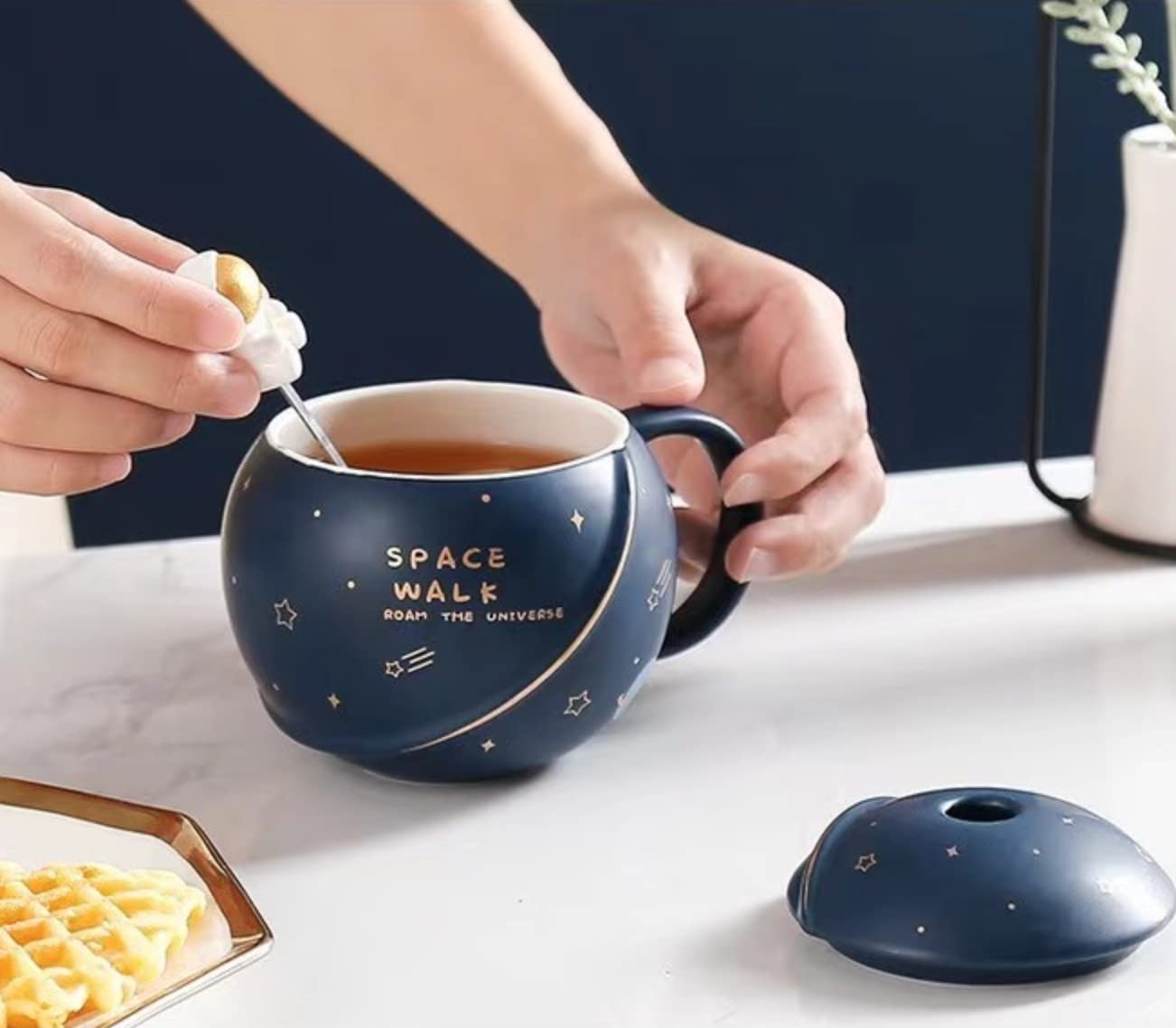 NYRWANA Coffee Mug, Gift for Man, Mugs for Present, Birthday Present for Brother, Astronaut Planet Coffee Mug with 3D Creative Space, Lid & Spoon (400ml-Dark Blue) - Image 2